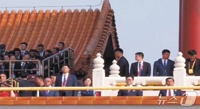 3일 오전 중국 베이징 톈안먼 광장에서 열린 전승절 80주년 기념식에서 우원식 국회의장이 망루 위에 앉아있는 모습. 중국CCTV 캡처.