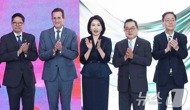 이재명 대통령의 부인 김혜경 여사(가운데)가 3일 서울 강남구 코엑스에서 열린 '키아프·프리즈 서울 2025' 개막식에서 기념촬영을 하고 있다. 왼쪽부터 패트릭 리 프리즈 서울 디렉터, 사이먼 폭스 프리즈 CEO, 김 여사, 구자열 키아프 조직위원장, 김영수 문화체육관광부 차관. 2025.9.3/뉴스1 ⓒ News1 김성진 기자