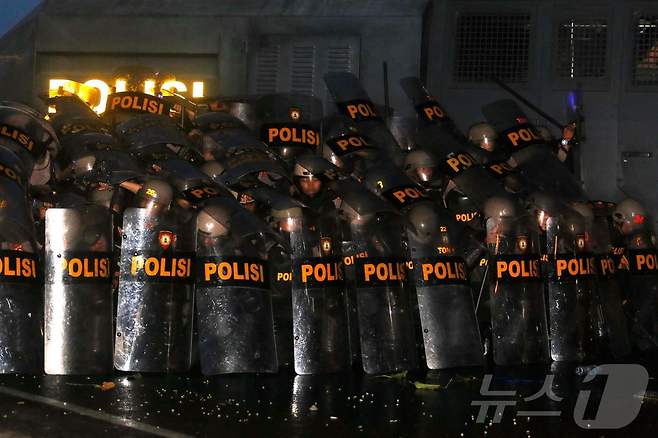 1일(현지시간) 술라웨시섬 고론탈로에서 국회의원 수당 인상 반대와 자산 몰수 법안 비준을 요구하는 시위 도중 경찰이 시위대를 막기 위해 바리케이드를 치고 있다. 2025.09.01. ⓒ AFP=뉴스1 ⓒ News1 윤다정 기자