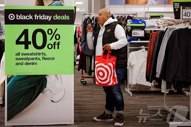 29일(현지시간) 블랙 프라이데이를 맞아 미국 뉴욕 브루클린의 타겟 매장을 찾은 한 쇼핑객이 상품을 살펴보고 있다. 2024.11.29 ⓒ 로이터=뉴스1