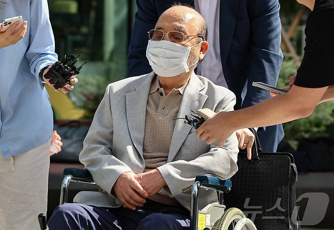 '김건희 여사 인사 청탁 의혹'을 받는 이봉관 서희건설 회장이 지난 2일 서울 종로구 광화문에 마련된 김건희 특검팀 사무실에 조사를 위해 출석하고 있다. 2025.9.2/뉴스1 ⓒ News1 김도우 기자