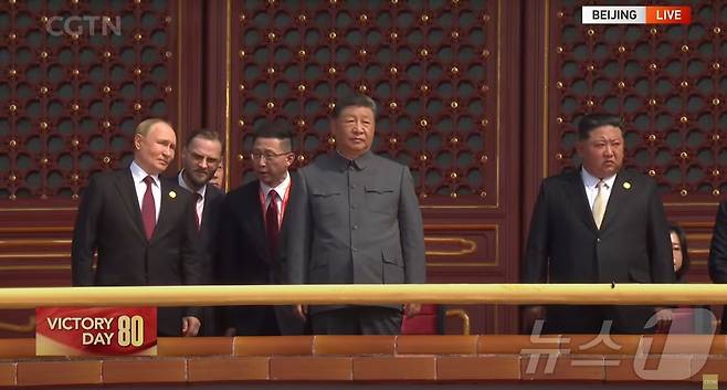 시진핑 중국 국가주석과 김정은 북한 노동당 총비서, 블라디미르 푸틴 러시아 대통령이 3일(현지시간) 중국 베이징시 톈안먼(천안문) 광장에서 열린 '전승절'(항일전쟁 및 반파시스트 전쟁 승리) 80주년 행사에서 군 장병들의 분열을 바라보고 있다. (중국 CGTN 캡처. 재판매 및 DB 금지) 2025.9.3/뉴스1
