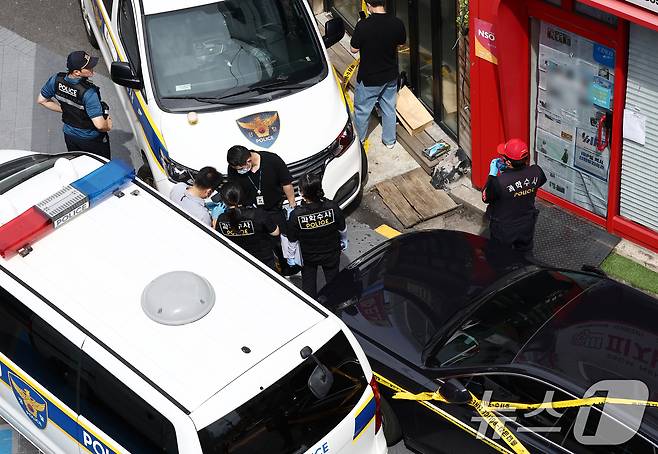 3일 흉기난동 사건이 발생한 서울 관악구 조원동의 한 주택가에서 경찰이 현장을 조사하고 있다.  2025.9.3/뉴스1 ⓒ News1 김민지 기자