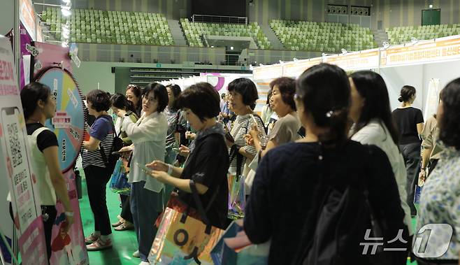 3일 울산 남구 문수체육관에서 열린 '여성 일자리 박람회'에서 구직자들이 설명을 듣고 있다.2025.9.3./뉴스1 김세은 기자