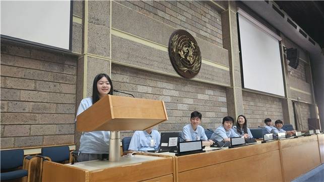 '2기 에스디지유스(SDG Youth) 리더스 클럽 단원들이 지난 8월 케냐 나이로비 유엔환경계획(UNEP, United Nations Environment Programme) 회의장 간담회에 참석한 모습. 사진은 에스디지유스 제공.