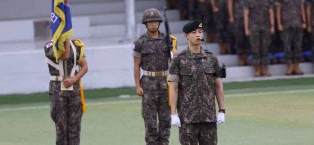 훈련병 대표 차은우의 늠름한 모습. 사진 | 온라인 커뮤니티 캡처