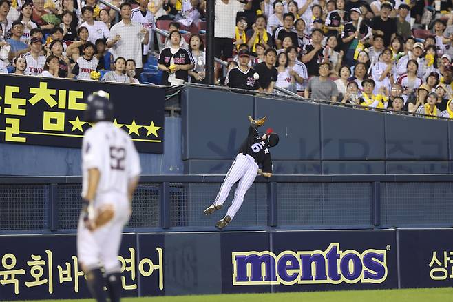 LG 구본혁이 25일 서울 잠실구장에서 열린 2025 KBO리그 정규시즌 두산전에서 경기를 끝내는 수비를 하고 있다. 사진 | LG 트윈스