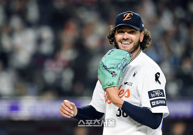 한화 폰세가 3일 대전 한화생명 볼파크에서 열린 2025 KBO리그 롯데와 경기 4회초 2사 1루 상황에서 롯데 김민성의 큼직한 타구를 중견수 플로리얼이 호수비로 잡아내자 환하게 웃고 있다. 대전 | 박진업 기자 upandup@sportsseoul.com