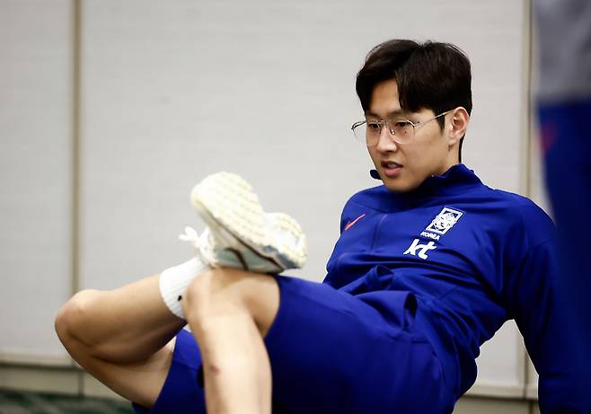 몸 푸는 이강인

    (뉴욕=연합뉴스) 1일 (현지시간) 미국 뉴저지주의 축구 대표팀 숙소에서 이강인이 몸을 풀고 있다. 2025.9.2 [대한축구협회 제공. 재판매 및 DB 금지]