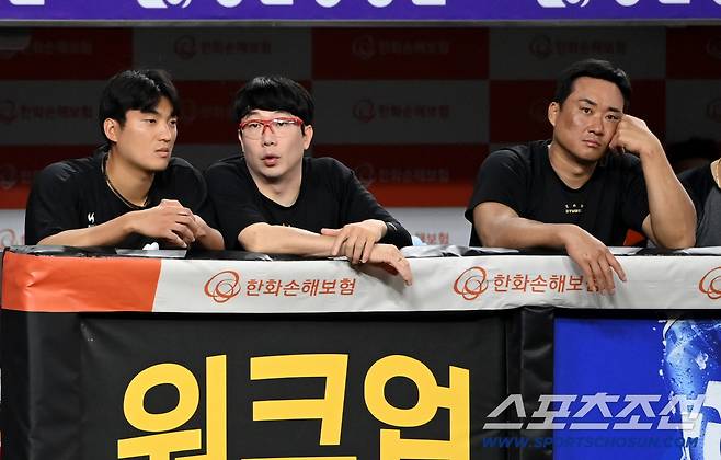 2일 대전 한화생명볼파크에서 열린 KIA와 한화의 경기, KIA가 2대19로 뒤진 8회말 양현종이 김도현과 이야기를 하고 있다. 대전=허상욱 기자wook@sportschosun.com/2025.09.02/