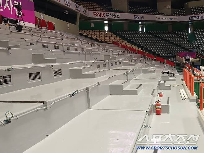 부산 사직체육관의 2층 본부석이 개선 공사에 한창이다. 부산=최만식 기자