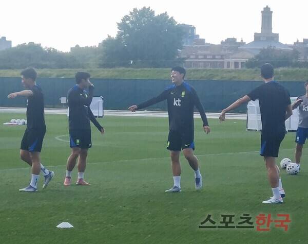미국 첫 훈련서 커피내기에 진심으로 임하는 손흥민. ⓒ스포츠한국 김성수 기자