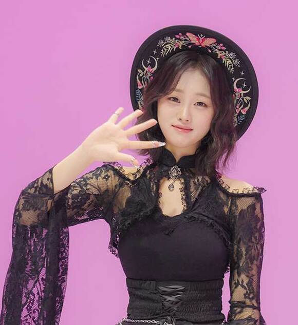 가수 김도현이 진소리로 활동명을 변경하고 9일 첫 정규 앨범 '우화(羽化)'를 발매한다. 진소리는 그룹 파스텔걸스의 멤버로 활동했으며 김봉곤 훈장의 딸이자 트로트 가수 김다현의 언니로도 유명하다./현컴퍼니