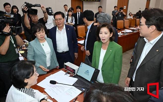2일 국회에서 열린 법제사법위원회 전체회의에서 나경원 국민의힘 의원 등이 추미애 위원장의 회의 진행 방식에 항의하며 더불어민주당 의원들과 언쟁하고 있다. 2025.9.2 김현민 기자