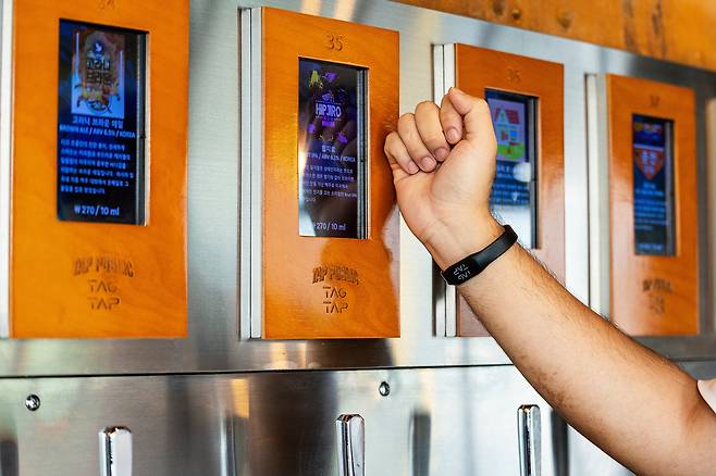 여의도 '탭퍼블릭'. 입장할 때 받는 팔찌를 맥주 기계에 태그하면 맥주를 따라 마실 수 있다./양수열 영상미디어 기자