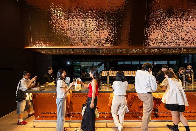 서울 성수동 '삿포로 프리미엄 비어스탠드'에서 손님들이 서서 맥주를 마시는 모습/양수열 영상미디어 기자