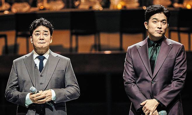 넷플릭스 예능 '흑백요리사 : 요리 계급 전쟁’에 심사위원으로 출연한 백종원(왼쪽) 더본코리아 대표와 안성재 모수 서울 셰프. /넷플릭스