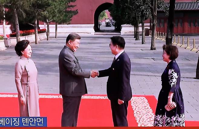 3일 서울 중구 서울역에 설치된 TV에 중계되는 중국 전승절 열병식 행사에서 시진핑 중국 국가주석과 우원식 국회의장이 악수하는 장면이 나오고 있다./뉴시스