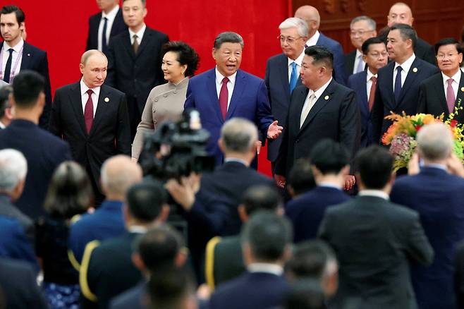 김정은 북한 국무위원장이 3일 중국 베이징 인민대회당에 마련된 '중국 인민 항일전쟁 및 세계 반파시스트 전쟁 승리'(전승절) 80주년 기념 리셉션 행사에 시진핑 중국 국가주석, 블라디미르 푸틴 러시아 대통령과 입장하고 있다./로이터 연합뉴스