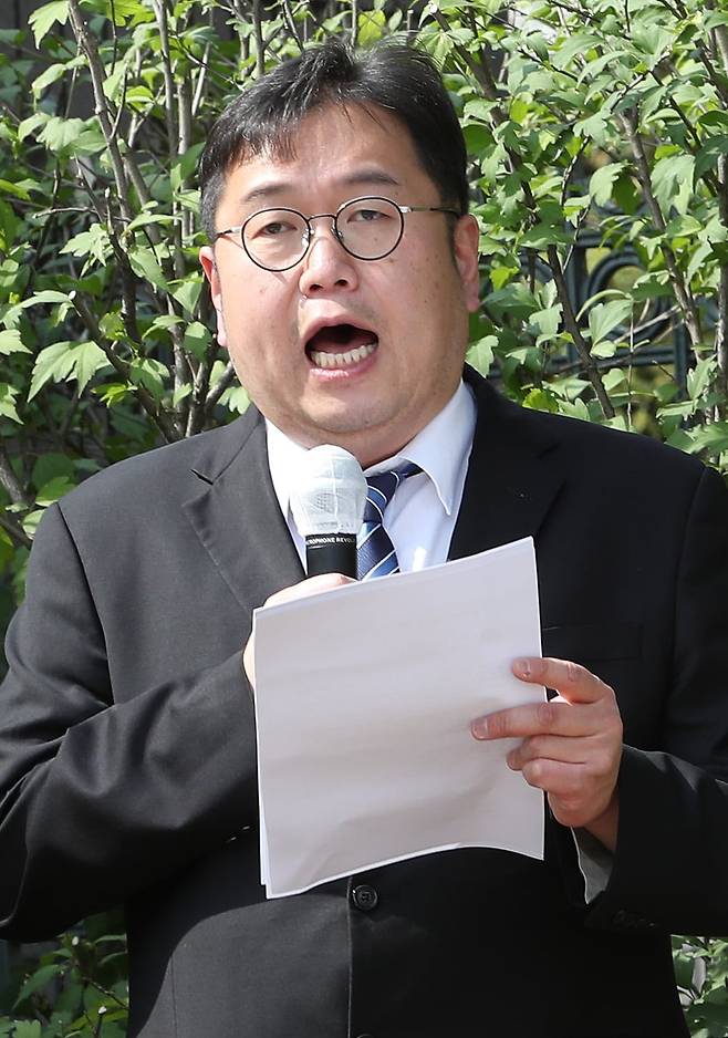 팟캐스트 방송 '나는 꼼수다' 출신 방송인 김용민씨가 지난 2022년 9월 22일 서울 서초구 서울중앙지방검찰청 앞에서 윤석열, "김건희 구약성경 다 외운다" 허위사실공표죄 고발 기자회견을 진행하고 있다. /뉴스1