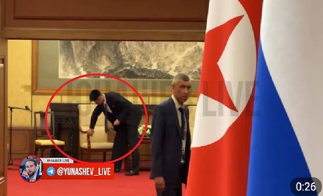 김정은의 흔적을 지우고 있는 수행원. /유나셰프 텔레그램