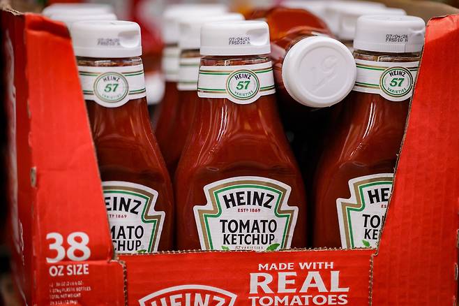 지난 8월22일(현지 시각) 미국 뉴욕의 한 슈퍼마켓에 진열된 크래프트 하인즈의 케첩 / 로이터=연합