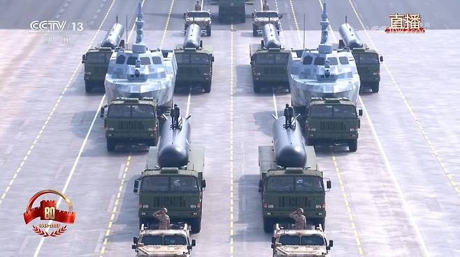 3일 중국 베이징 천안문광장에서 열린 전승절 80주년 기념 열병식에 등장한 무인잠수정 AJX-200과 무인수상정. /CCTV 화면 캡처