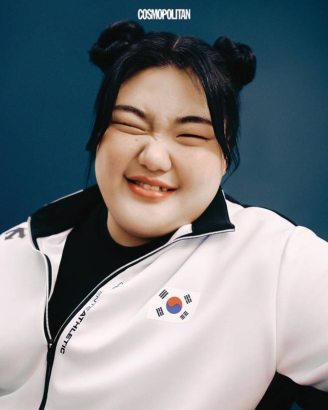 집업 재킷, 이너 스웨트셔츠, 스니커즈 모두 Descente. 스커트 Bmuette. 양말 스타일리스트 소장품.