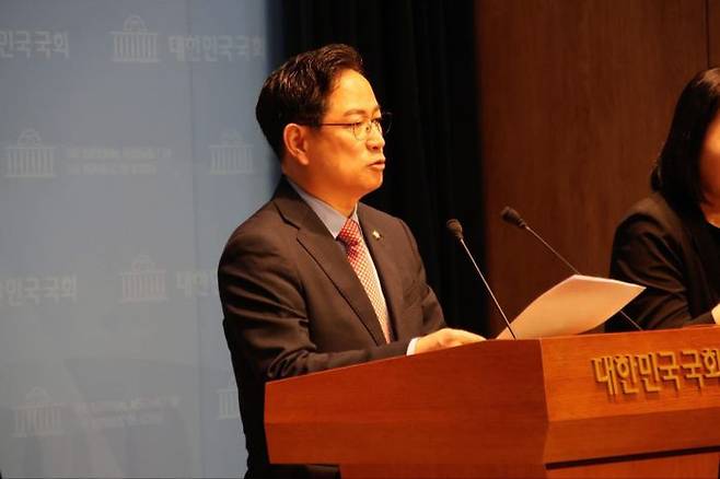 국회 기획재정위원회 야당 간사인 박수영 국민의힘 의원이 2일 국회 소통관에서 기자회견을 통해 주식 양도세 부과 기준을 100억원으로 완화하는 내용의 '소득세법 일부개정법률안'을 발의했다고 설명하고 있다. ⓒ박수영 국회의원 페이스북