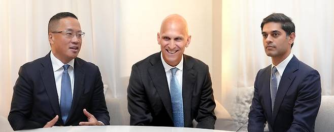 골드만삭스자산운용의 성 조 펀더멘털 주식그룹 전무, 맷 깁슨 고객솔루션그룹 대표, 아카시 톰브르 채권·유동성 솔루션 그룹 전무(왼쪽부터)가 지난달 29일 서울 강남구 그랜드 인터내셔널 서울 파르나스 호텔에서 향후 한국 진출 전략에 대해 설명하고 있다. 한국투자증권 제공