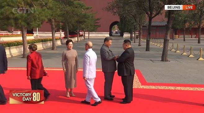 김정은 북한 노동당 총비서가 3일(현지시간) 중국 베이징 톈안먼 광장에서 열리는 전승절 80주년 열병식 행사장에 참석해 시진핑 중국 국가주석과 악수하고 있다. (출처=중국 CGTN) 2025.9.3. 뉴스1