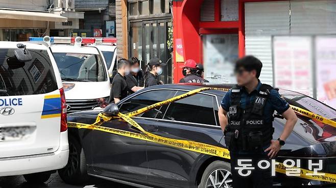 3일 흉기난동 사건이 발생한 서울 관악구 신림동의 한 주택가에서 경찰들이 현장을 통제하고 있다. 홍진환 기자 jean@donga.com