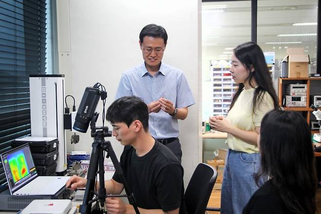 정재웅 KAIST 전기및전자공학부 교수(가운데). 과기정통부 제공