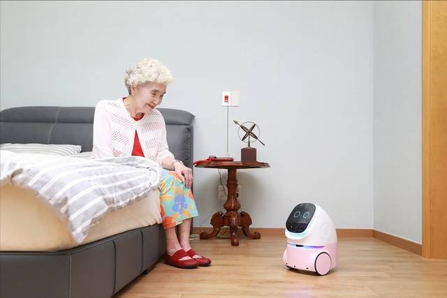 삼성물산 시니어 모델이 홈 AI 컴패니언(Companion) 로봇 서비스를 시연하고 있다. [삼성물산]