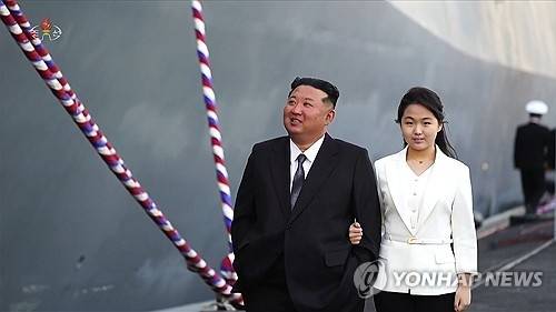 지난 4월 남포조선소 찾은 김정은과 딸 주애. 북한 조선중앙TV=연합뉴스 자료사진