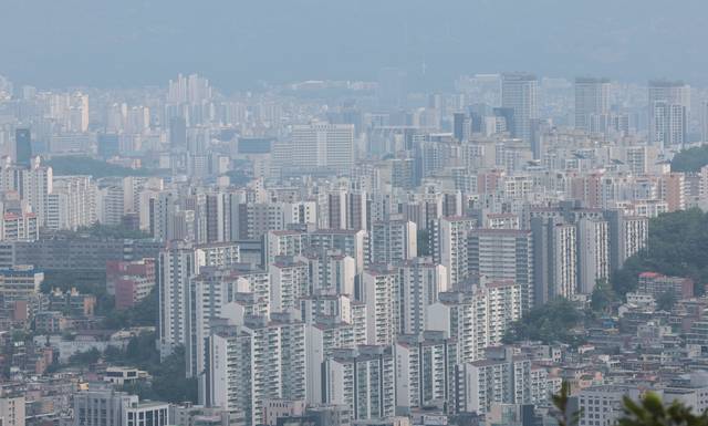 서울 남산에서 바라본 아파트 단지. [연합뉴스 제공]