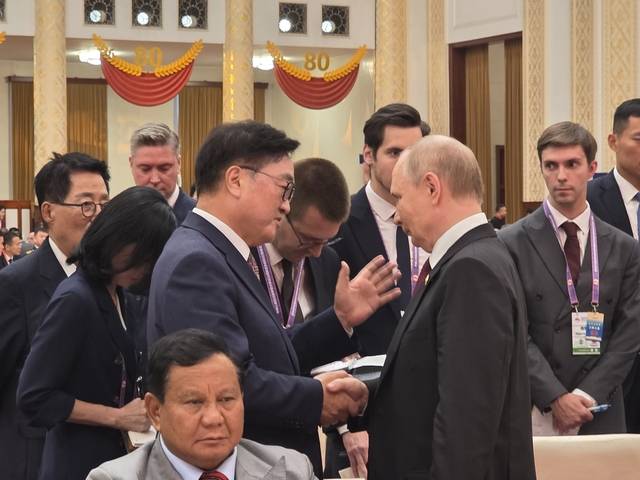 우원식 국회의장이 3일 중국 베이징에서 열린 제80주년 중국 전승절 열병식 및 환영 리셉션에서 블라디미르 푸틴 러시아 대통령과 대화하고 있다. 연합뉴스