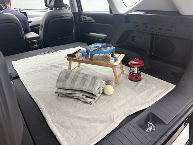 풀플랫 시트가 적용돼 아웃도어 활용도를 높였다. 사진은 2열을 접어 러기지 부분과 연결해 사용하고 있는 모습. 임주희 기자