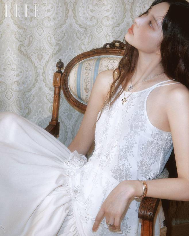 다이아몬드 세팅 화이트골드 벨 에포크 네크리스, 다이아몬드 세팅 핑크골드 벨 에포크 네크리스, 다이아몬드 세팅 화이트골드 벨 에포크 릴 브레이슬릿, 핑크골드 벨 에포크 릴 브레이슬릿, 화이트골드 8.3mm 벨 에포크 릴 링은 모두 Damiani. 레이스 톱은 Ych. 스커트는 Ganni by Beaker.