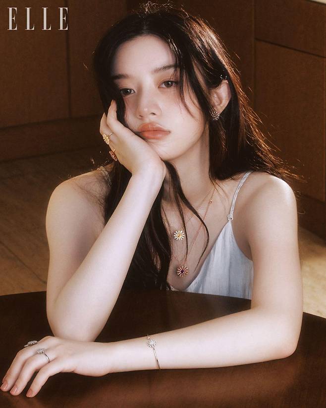 다이아몬드와 시트린을 세팅한 옐로골드 마르게리타 이어링, 다이아몬드와 시트린을 세팅한 옐로골드 마르게리타 네크리스, 다이아몬드와 에머시스트를 세팅한 핑크골드 마르게리타 네크리스, 오른손 검지에 낀 다이아몬드와 에머시스트를 세팅한 핑크골드 마르게리타 링, 약지에 낀 다이아몬드와 시트린을 세팅한 옐로골드 마르게리타 링, 왼손에 착용한 다이아몬드 세팅 화이트골드 마르게리타 브레이슬릿, 검지와 약지에 낀 다이아몬드 세팅 화이트골드 마르게리타 링은 모두 Damiani. 드레스는 Ych.