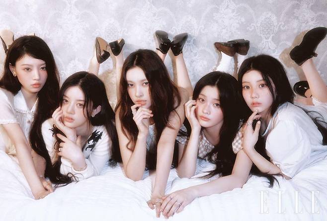 모카가 착용한 다이아몬드와 에머시스트를 세팅한 마르게리타 이어링과 네크리스, 오른손에 착용한 다이아몬드 세팅 마르게리타 링, 왼손에 착용한 다이아몬드와 에머시스트 세팅 마르게리타 링과 브레이슬릿, 다이아몬드 세팅 화이트골드 마르게리타 브레이슬릿은 모두 Damiani. 블라우스는 Margesherwood. 슈즈는 Repetto. 민주가 착용한 다이아몬드와 시트린 세팅의 마르게리타 이어링과 마르게리타 네크리스, 다이아몬드와 시트린을 세팅한 마르게리타 브레이슬릿, 다이아몬드 세팅 화이트골드 마르게리타 링은 모두 Damiani. 카디건은 Ports 1961. 슈즈는 Repetto. 윤아가 착용한 다이아몬드 세팅 마르게리타 네크리스와 레이어드한 십자가 모티프의 마르게리타 네크리스, 오른손에 낀 다이아몬드 세팅 화이트골드 마르게리타 링, 왼손에 낀 다이아몬드 세팅 화이트골드 마르게리타 링은 모두 Damiani. 드레스는 Ych. 슈즈는 A.P.C. 이로하가 착용한 다이아몬드 세팅 마르게리타 네크리스, 검지와 약지에 낀 다이아몬드 세팅 화이트골드 마르게리타 링은 모두 Damiani. 셔츠는 Sculptor. 로퍼는 Margesherwood. 원희가 착용한 다이아몬드 세팅의 마르게리타 링은 Damiani. 드레스는 Fermata. 팬츠는 The Love Comes. 메리 제인 슈즈는 Moschino.