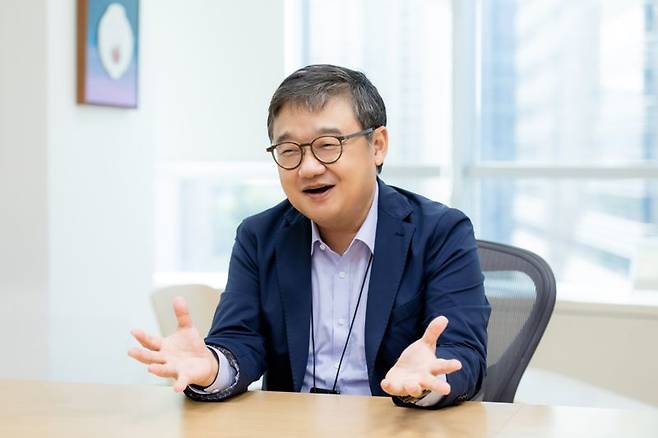 황인준 LY(라인야후)주식회사 최고글로벌투자책임자(CGIO)가 3일 경기도 그레이츠 판교 라인야후 사무실에서 글로벌 AI 투자 시장 변화와 한국 AI산업의 경쟁력 강화 방안에 대해 말하고 있다.