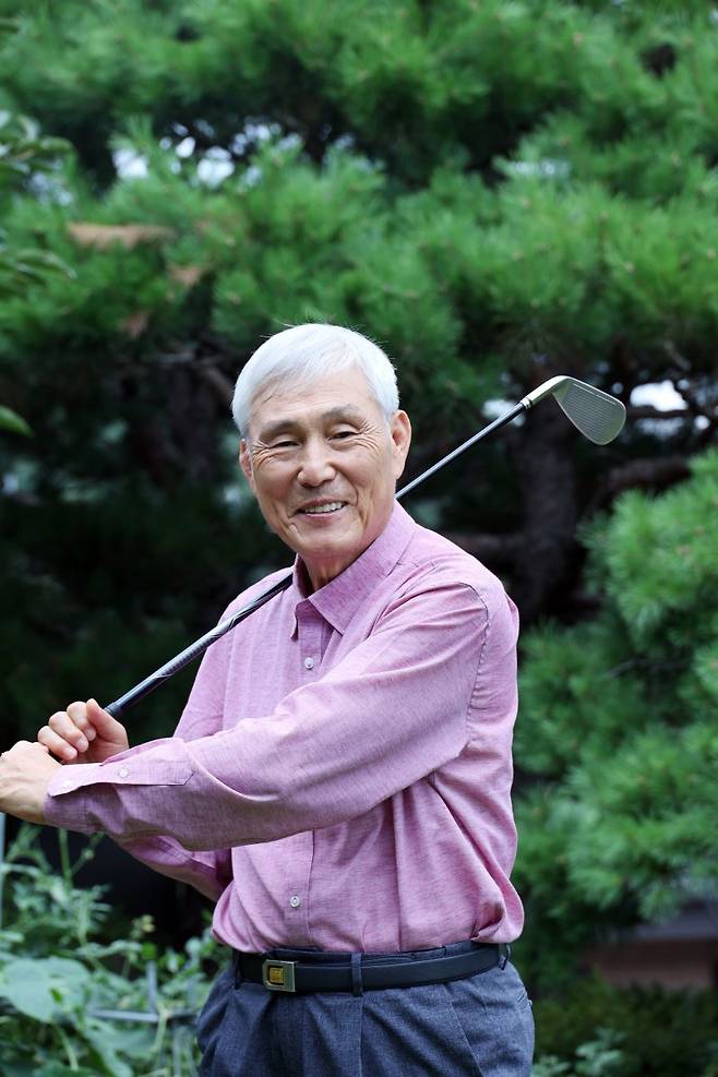 조훈현 국수가 아이언을 들고 포즈를 취하고 있다. 사진=서동일 기자