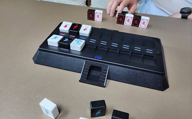 1은 9를 이긴다 / 이해를 돕기 위해 패가 보이게 촬영했으나 원래는 안 보이게 뒷면으로 둔다