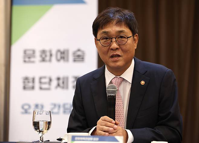 최휘영 문화체육관광부 장관이 서울 영등포구 켄싱턴호텔 여의도에서 문화예술 협·단체장을 만나 간담회를 갖고 예술계 의견을 수렴하고 있다.  2025.9.1 (ⓒ뉴스1, 무단 전재-재배포 금지)