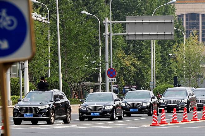 2일 김정은 북한 국무위원장 일행이 탑승한 것으로 보이는 자동차들이 중국 베이징역에서 이동하고 있다. 로이터 연합뉴스