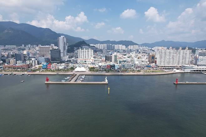 창원 마산만 전경. 2003년 태풍 ‘매미’ 때 만조와 겹친 해일이 이 일대를 덮쳐 도심 중심부까지 침수 피해가 확산했다. 녹색연합 제공