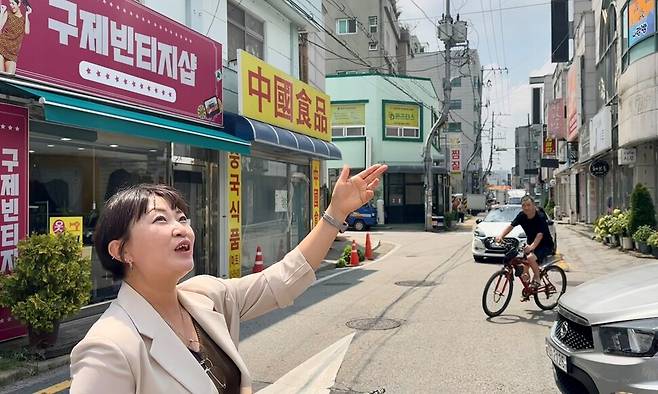 엄진주 홍성군 청년산업육성팀장이 지난 27일 홍성읍 홍고통에서 이 거리의 역사를 소개하고 있다. 송인걸 기자