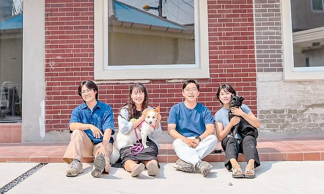 홍성의 창업가 씨앗기업 집단지성의 구해강(왼쪽부터)·이채원 매니저와 김만이 대표, 김정아 팀장이 젤리스라운지 마당에서 기념사진을 찍었다. 집단지성 제공