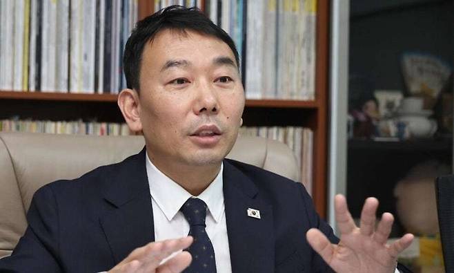 김용민 더불어민주당 의원이 1일 의원회관에서 인터뷰를 하고 있다. 윤운식 선임기자 yws@hani.co.kr